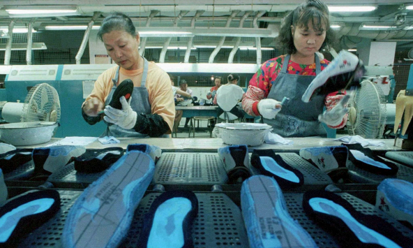 Công ty sản xuất giày cho Nike, Adidas cắt giảm 6.000 công nhân