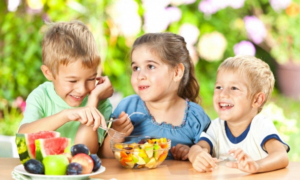 Trẻ ăn gì để đảm bảo sức khỏe và phòng bệnh mùa hè