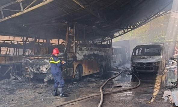 Cháy bãi giữ xe ở TP.HCM, 8 ô tô bị thiêu rụi