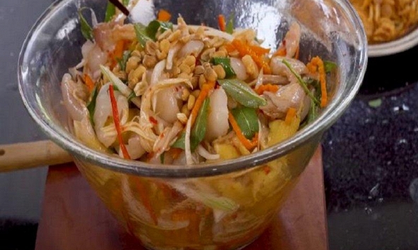 Món ngon mỗi ngày: gỏi gà chôm chôm chua ngọt hấp dẫn