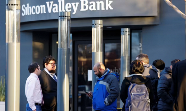 Lo ngại về suy thoái toàn cầu gia tăng do khủng hoảng ngân hàng, lãi suất tăng