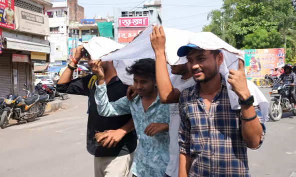 Ấn Độ nắng nóng như thiêu đốt