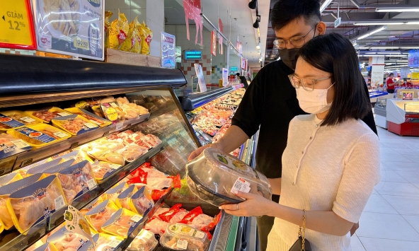 Sức mua yếu, giá thịt heo, gà, vịt... vẫn neo cao