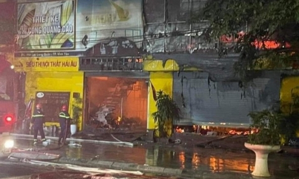 Cháy chợ tự phát ở Vĩnh Phúc, hơn 10 ki ốt và 2 ô tô bị thiêu rụi