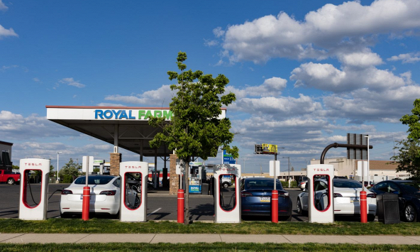 Tesla, Ford hợp tác trong thỏa thuận sạc xe điện