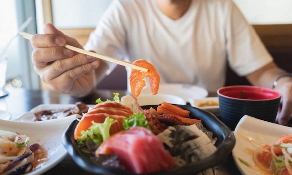 Tại sao người Nhật ăn cá sống mỗi ngày mà không sợ bị nhiễm ký sinh trùng?