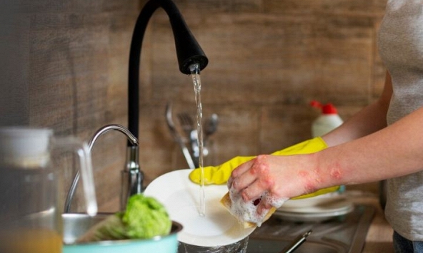 Nên rửa chén bằng nước nóng hay nước lạnh?