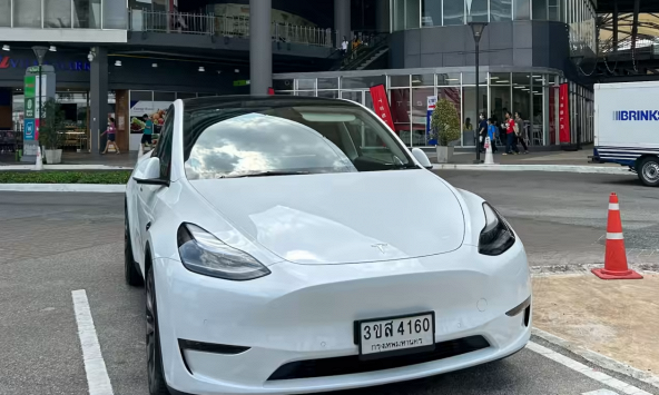 Tesla mở showroom cao cấp tại Bangkok