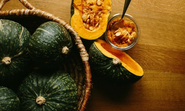 Bí đỏ ăn sống được không? Tác dụng và những lưu ý khi ăn sống