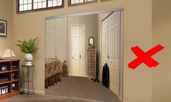 Có nên đặt gương đối diện cửa ra vào không?