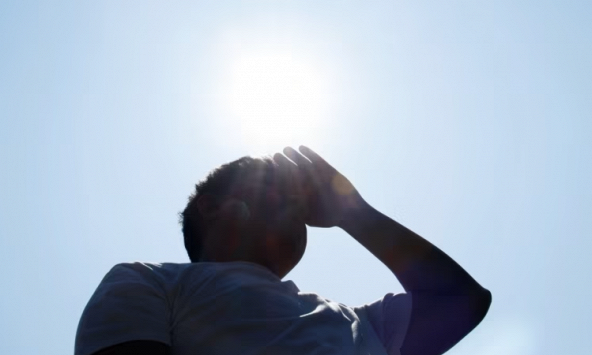 Tại sao 40°C có thể chịu được ở sa mạc nhưng gây chết người ở vùng nhiệt đới?