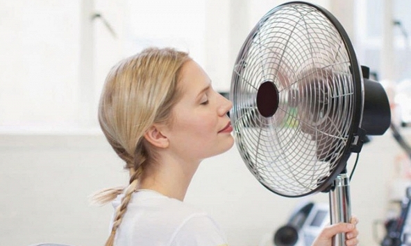 Có nên làm khô tóc bằng quạt?