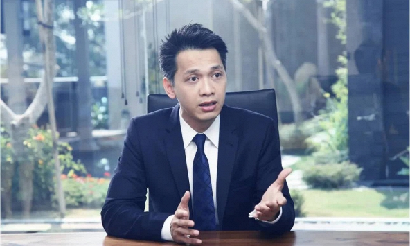 Profile xịn sò của Chủ tịch ACB Trần Hùng Huy, người gây 'sốt' với màn nhảy dưới mưa