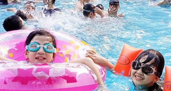 Đi bơi, trẻ có bị lây bệnh tay chân miệng không?