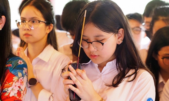 Phụ huynh và sĩ tử mang hộp bút, thước kẻ… lên chùa cầu may trước kỳ thi vào lớp 10