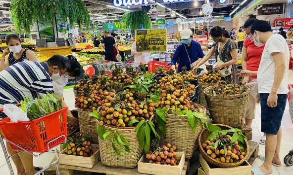 Tấp nập trái cây đặc sản vùng, miền đổ về thị trường TP.HCM