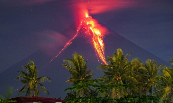 Philippines cảnh báo nguy cơ sức khỏe do khí độc từ núi lửa Mayon