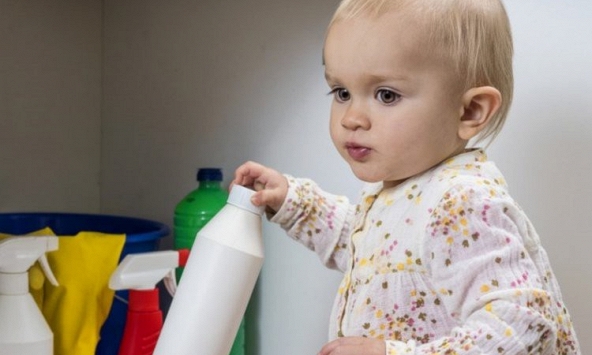 Phòng ngừa ngộ độc hóa chất tại nhà cho trẻ khi nghỉ hè