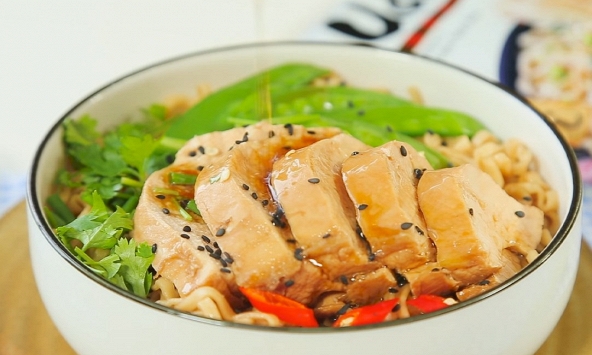 Hướng dẫn làm món mì Udon gà sốt miso đậm đà, thơm phức