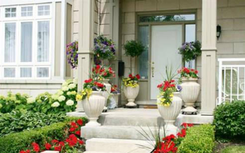 Cửa chính căn nhà nên mở vào trong hay mở ra ngoài?