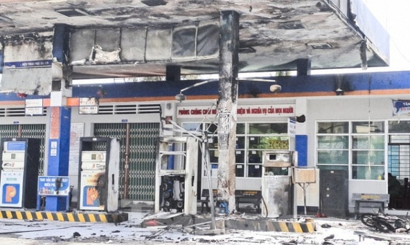 Xe máy phát nổ, cây xăng ở Bình Định bốc cháy dữ dội