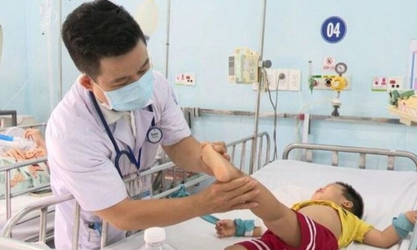Bệnh tay chân miệng tăng cao, bệnh viện ở miền Tây cạn thuốc điều trị