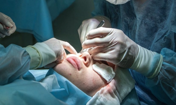 Thẩm mỹ giá rẻ nở rộ ở Singapore