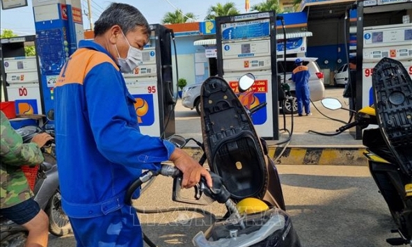 Giá xăng tiếp tục tăng vào ngày mai?