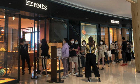 Có phải Hermès đã đi quá xa với chiến thuật bán túi xách độc quyền của mình?