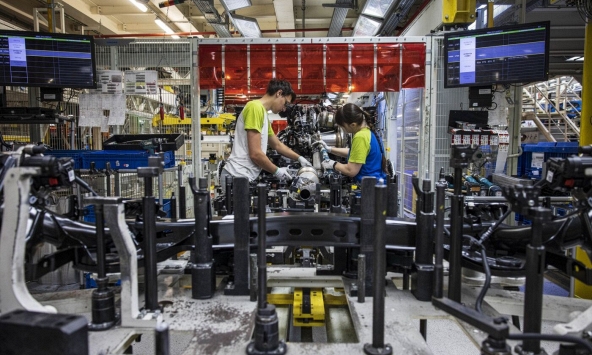 Không phải các nhà máy, người tiêu dùng mới là bộ phận đang gồng gánh kinh tế toàn cầu