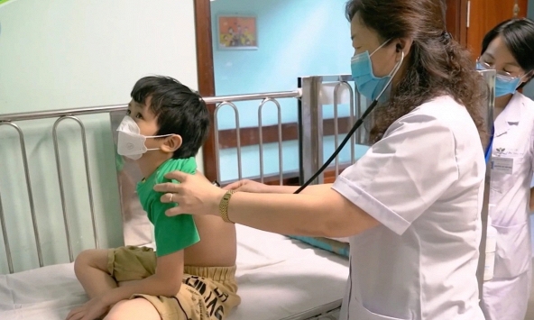 Hàng loạt trẻ viêm phổi Mycoplasma nhập viện, dễ nhầm lẫn với cảm cúm thông thường