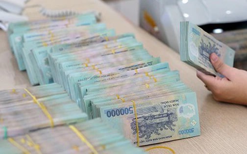 Lãi suất giảm, người dân vẫn 'ùn ùn' gửi tiền vào ngân hàng