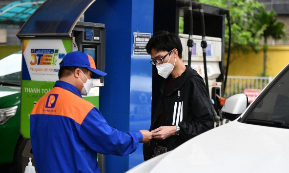 Giá xăng giảm gần 600 đồng/lít