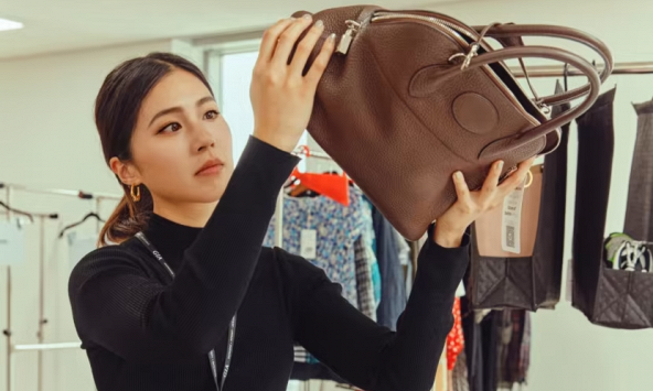 Cô gái chuyên phát hiện đồ xa xỉ thật và giả