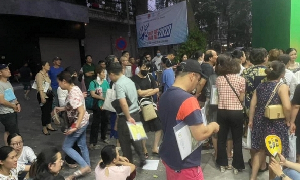 Hà Nội - phụ huynh ngủ trước cổng trường, giành suất học cho con vào lớp 10