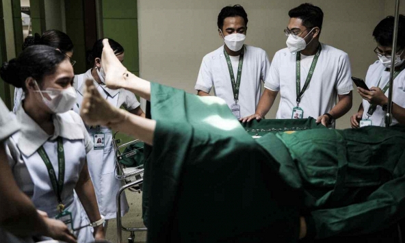 'Xưởng đào tạo và xuất khẩu' y tá số 1 thế giới... thiếu hụt y tá trầm trọng