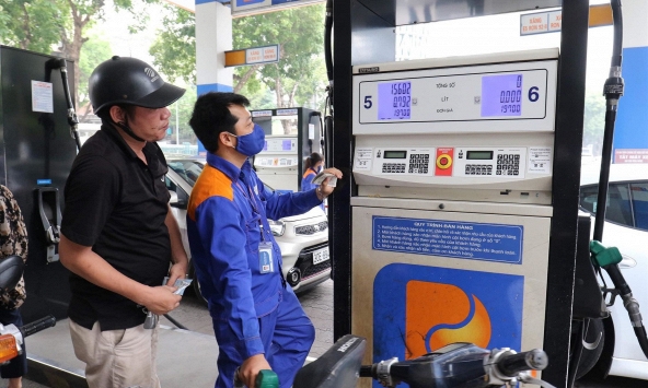 Giá xăng RON 95 tăng nhẹ