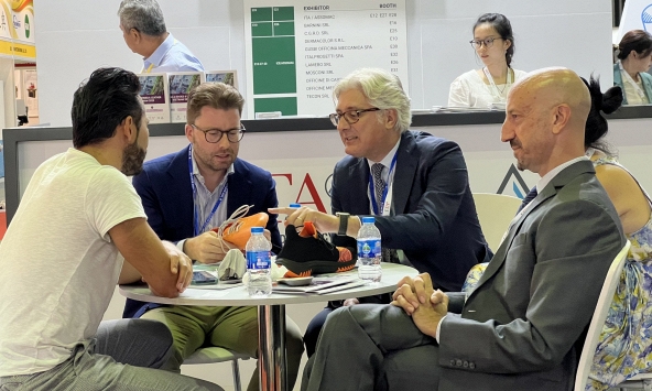 Doanh nghiệp Ý xúc tiến giới thiệu công nghệ sản xuất ngành da - giày tại Việt Nam