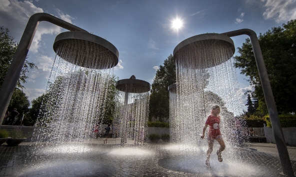 Nắng nóng oi ả phá kỷ lục nhiệt độ trên toàn thế giới