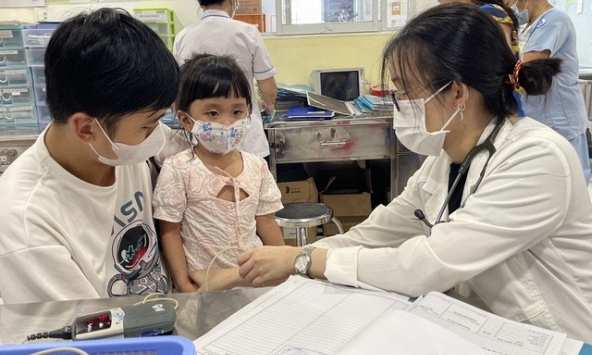 Bệnh tay chân miệng vẫn tăng cao, nhưng không phải cứ đưa lên tuyến trên là tốt