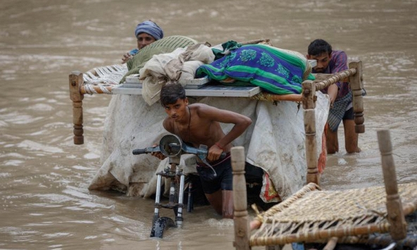 Nước lũ khiến Delhi bế tắc