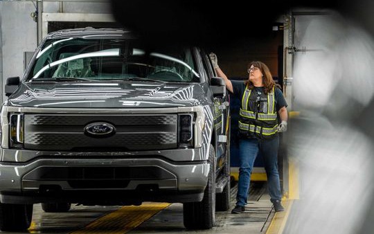 Ford giảm giá xe bán tải điện F-150 Lightning lên tới 10.000 USD