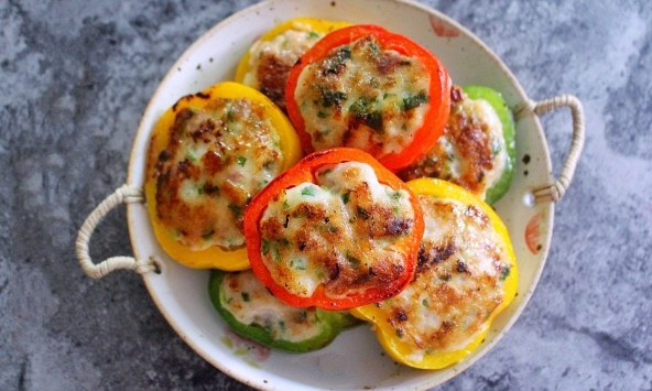 Món ngon mỗi ngày: Cách làm chả mực nhồi ớt chuông vừa ngon vừa đẹp