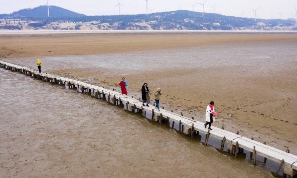 Trung Quốc: Nơi nắng như thiêu đốt, nơi phát cảnh báo đỏ vì mưa lũ