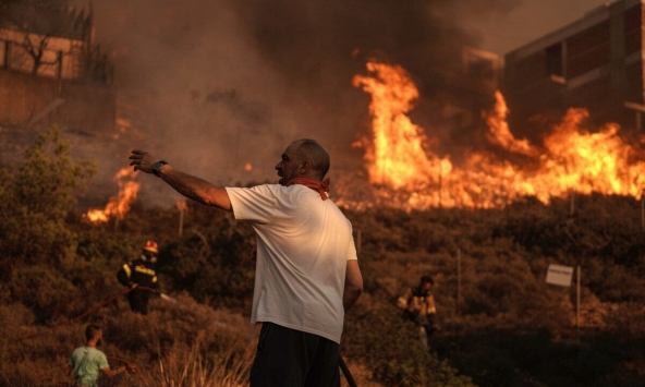 Đợt nắng nóng ở châu Âu nhường chỗ cho cháy rừng, mưa đá to bằng quả bóng tennis