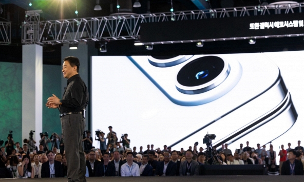 Samsung thay đổi chiến lược trong cuộc chiến với iPhone 