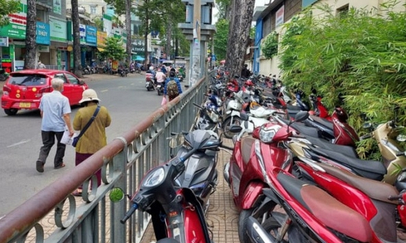 Từ 1/9, TP.HCM chính thức thu phí sử dụng lòng đường, vỉa hè