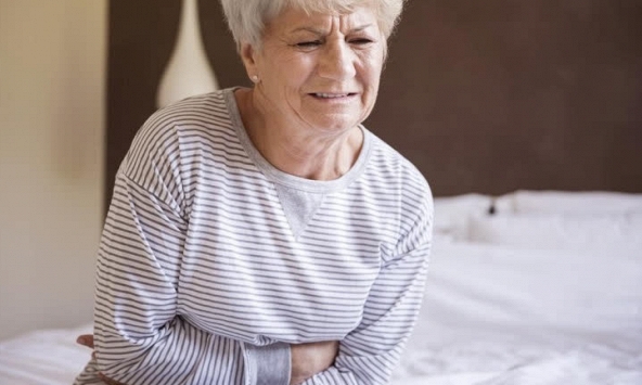 Người già táo bón nên ăn gì để giảm cảm giác khó chịu?