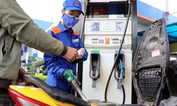 Giá xăng trong nước tăng gần 1.200 đồng/lít