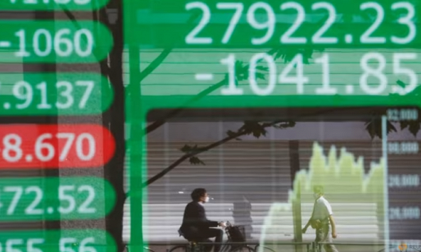 Chứng khoán giảm sau khi Fitch hạ xếp hạng tín dụng của Mỹ